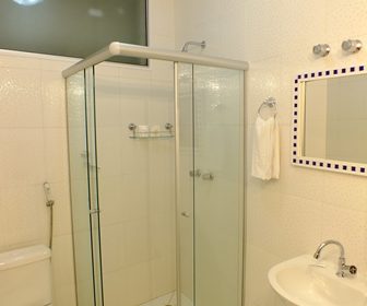 Banheiro da suite  standard interna no videiras palace hotel em cachoeira paulista 