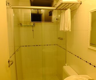 Banheiro da Suítes standard externas  no videiras palace hotel em Cachoeira Paulista 
